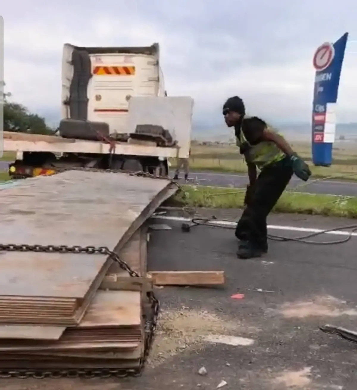 Zimbawean truck driver arrested for causing accident on the N3 near Tugela Toll Plaza