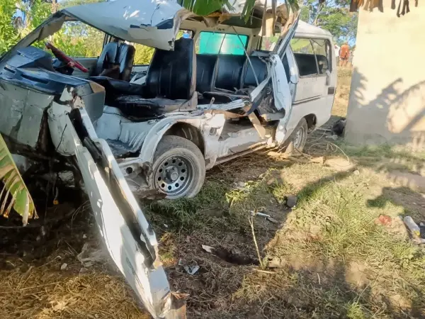 Scholar transport vehicle crashes into residential home in Redcliffe, KwaZulu-Natal